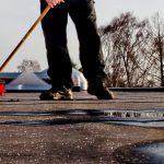 Mand fejer fladt tag