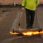 Mand opvarmer fladt tag